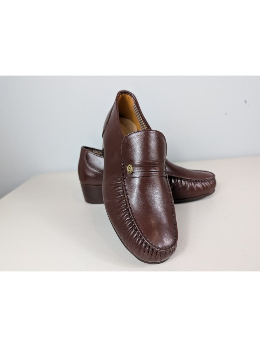 Lotus women elegant brown leather loafers in size 8.5